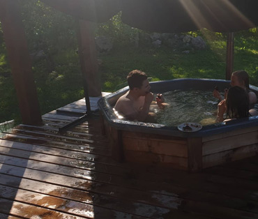 Lättekoja juures terrassil kümblustünn