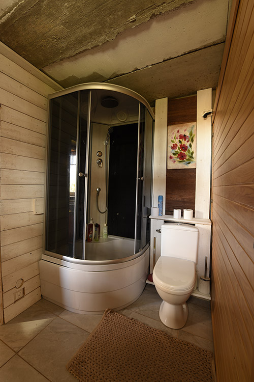 Lättekoja sauna juures olev WC ja dušš