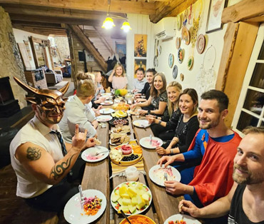 Lättekoja elutuba kaetud lauaga