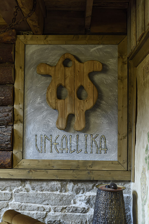 Puidust suur seinakaunistus Maaema Kojas